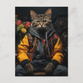 Eine Katze in einer farbenfrohen Jacke Postkarte (Vorderseite)