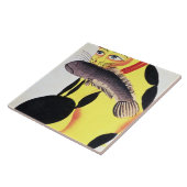 Eine Katze mit einem Fisch in seinem Mund, vom Fliese (Seite)