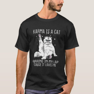 Eine Katze schnurrt auf meinem Schoß, weil sie mic T-Shirt