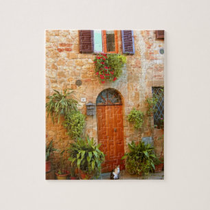 Eine Katze sucht den Eingang zum Haus in Pienza, I Puzzle