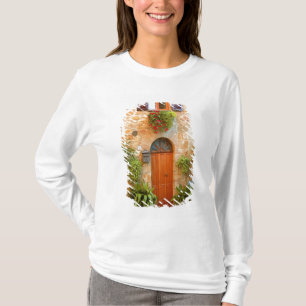 Eine Katze sucht den Eingang zum Haus in Pienza, I T-Shirt
