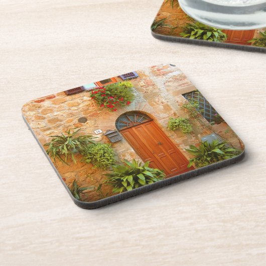 Eine Katze sucht Eintritt in die Zuhause in Pienza Getränkeuntersetzer (Linke Seite)