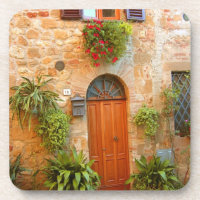 Eine Katze sucht Eintritt in die Zuhause in Pienza