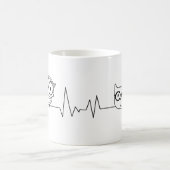 Eine Katze und ein Eule-Herzschlag Kaffeetasse (Mittel)
