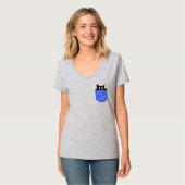 Eine Katze versteckt sich in der Tasche T-Shirt (Vorderseite Vollansicht)