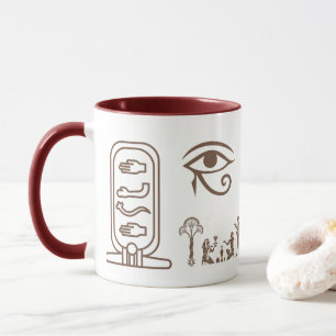 Eine Keramiktasse mit einem altägyptischen Design  Tasse