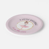 Eine kleine Ballerina befindet sich auf dem Weg zu Pappteller (Schrägansicht)