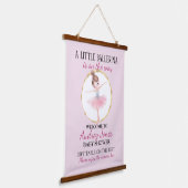 Eine kleine Ballerina befindet sich auf dem Weg zu Wandteppich Mit Holzrahmen (Gewinkelt)