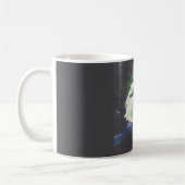 Eine kleine Blaue – Klassischer Becher Kaffeetasse (Links)