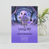 Eine kleine Boo Ghost-Lila Halloween-Party Einladung (Stehend Vorderseite)