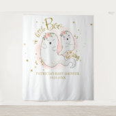 Eine kleine Boo Halloween Girl Babydusche im Hinte Wandteppich (Vorderseite)