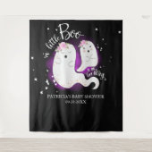 Eine kleine Boo Halloween Girl Babydusche im Hinte Wandteppich (Vorderseite)