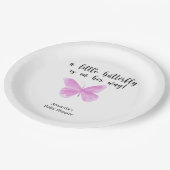 Eine kleine Butterfly ist auf dem Weg zur Baby-Dus Pappteller (Schrägansicht)