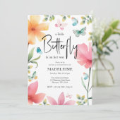 Eine kleine Butterfly Whimsical Floral Baby Dusche Einladung (Stehend Vorderseite)