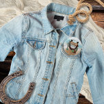 Eine kleine Cowboy-Western-Kinderdusche Button<br><div class="desc">"Ein kleiner Cowboy ist unterwegs" und wir wissen, dass Sie so aufgeregt sind! Feiern Sie die Mama (oder Eltern) in rustikalen Western Kuh poke Stil mit diesem Jungen "Baby Shower" Design. Der Sand ist in Aquarelltönen gehalten und besteht aus verschiedenen Kakteen, Hufeisen, Stiefeln und Cowboyhut. Hinzu kommt ein rustikales Holzschild,...</div>