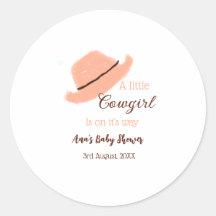 Eine kleine Cowgirl ist auf dem Weg zur orangen Ba
