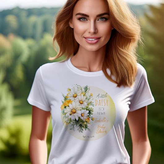 Eine kleine Daisy ist auf dem Weg zur Blumendusche T-Shirt