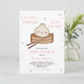 Eine kleine Dumpling ist auf dem Weg zur Babydusch Einladung (Stehend Vorderseite)