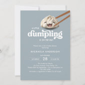 Eine kleine Dumpling ist auf dem Weg zur Babydusch Einladung (Vorderseite)