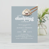 Eine kleine Dumpling ist auf dem Weg zur Babydusch Einladung (Stehend Vorderseite)