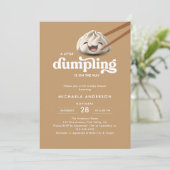 Eine kleine Dumpling ist auf dem Weg zur Babydusch Einladung (Stehend Vorderseite)