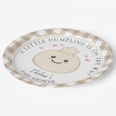 Eine kleine Dumpling ist auf dem Weg zur Babydusch Pappteller (Schrägansicht)