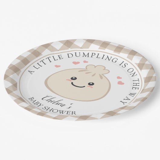 Eine kleine Dumpling ist auf dem Weg zur Babydusch Pappteller (Schrägansicht)