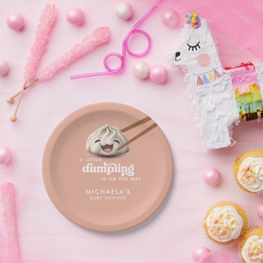 Eine kleine Dumpling ist auf dem Weg zur Babydusch Pappteller (Party)