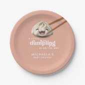 Eine kleine Dumpling ist auf dem Weg zur Babydusch Pappteller (Vorderseite)