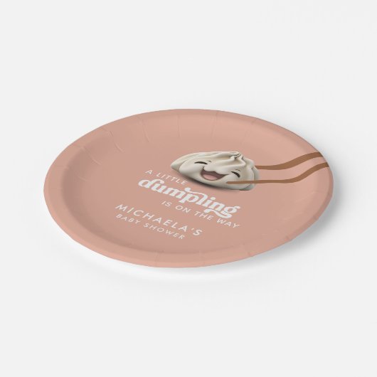 Eine kleine Dumpling ist auf dem Weg zur Babydusch Pappteller (Schrägansicht)