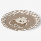 Eine kleine Dumpling ist auf dem Weg zur Babydusch Pappteller (Schrägansicht)