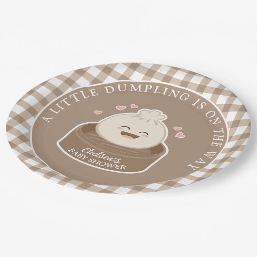 Eine kleine Dumpling ist auf dem Weg zur Babydusch Pappteller (Schrägansicht)