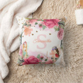 Eine kleine Fee ist auf dem Weg zur Kinderdusche. Kissen (Decke)