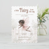 "Eine kleine Fee ist unterwegs" Babydusche Einladung (Stehend Vorderseite)