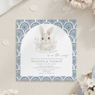 Eine kleine Hasen-Baby-Party-Einladung "Dusty Blue