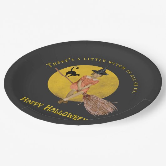 Eine kleine Hexe in ganz uns Halloween Pappteller (Schrägansicht)