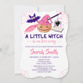 Eine kleine Hexe ist auf dem Weg Halloween Baby Du Einladung (Vorderseite)