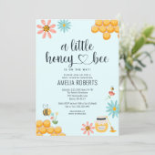 Eine kleine Honigbiene ist auf dem Weg zur Babydus Einladung (Stehend Vorderseite)