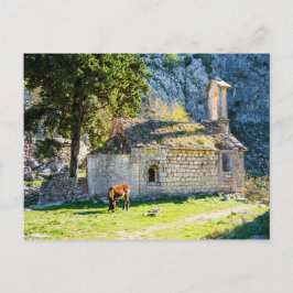 Eine kleine Kirche im Gebirge von Montenegro Postkarte
