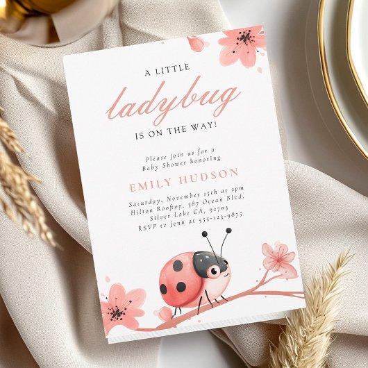Eine kleine Ladybug ist auf dem Weg zur Babydusche Einladung
