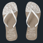 Eine kleine Leckerei für Ihr Tanzfest Burlap & Lac Badesandalen<br><div class="desc">Feiern Sie stilvoll mit diesen trendigen Hochzeitsflips. Dieses Design ist leicht mit Ihrer eigenen Formulierung zu personalisieren und Ihre Gäste werden begeistert sein,  wenn sie diese fabelhaften Gastgeschenke erhalten.</div>
