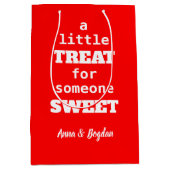 Eine kleine Leckerei für jemanden süß | Red Valent Mittlere Geschenktüte (Vorderseite)