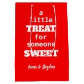 Eine kleine Leckerei für jemanden süß | Red Valent Mittlere Geschenktüte (Rückseite)