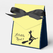 Eine kleine Leckerei! Katze auf Broomstick Geschenkschachtel (Vorderseite)