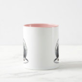 Eine kleine Maus sucht heimlich nach ihrem Essen. Tasse (Zentrum)