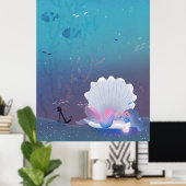 Eine kleine Meerjungfrau, die in einer Muschel sch Poster (Heimbüro)