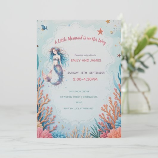 Eine kleine Meerjungfrau ist auf dem Weg zur Ocean Einladung (Stehend Vorderseite)