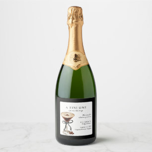 Eine kleine One ist auf dem Weg Baby Shower Schaumweinetikett