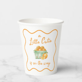 Eine kleine orangefarbene Süsse-Babydusche Pappbecher