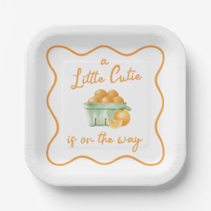 Eine kleine orangefarbene Süsse-Babydusche Pappteller